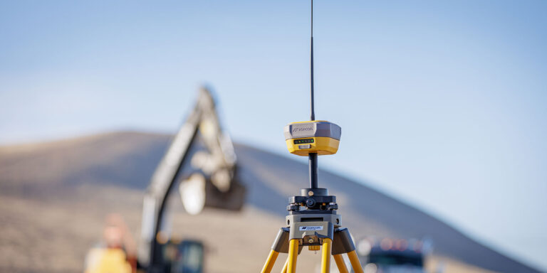 Topcon HiPer XR in front of crane
